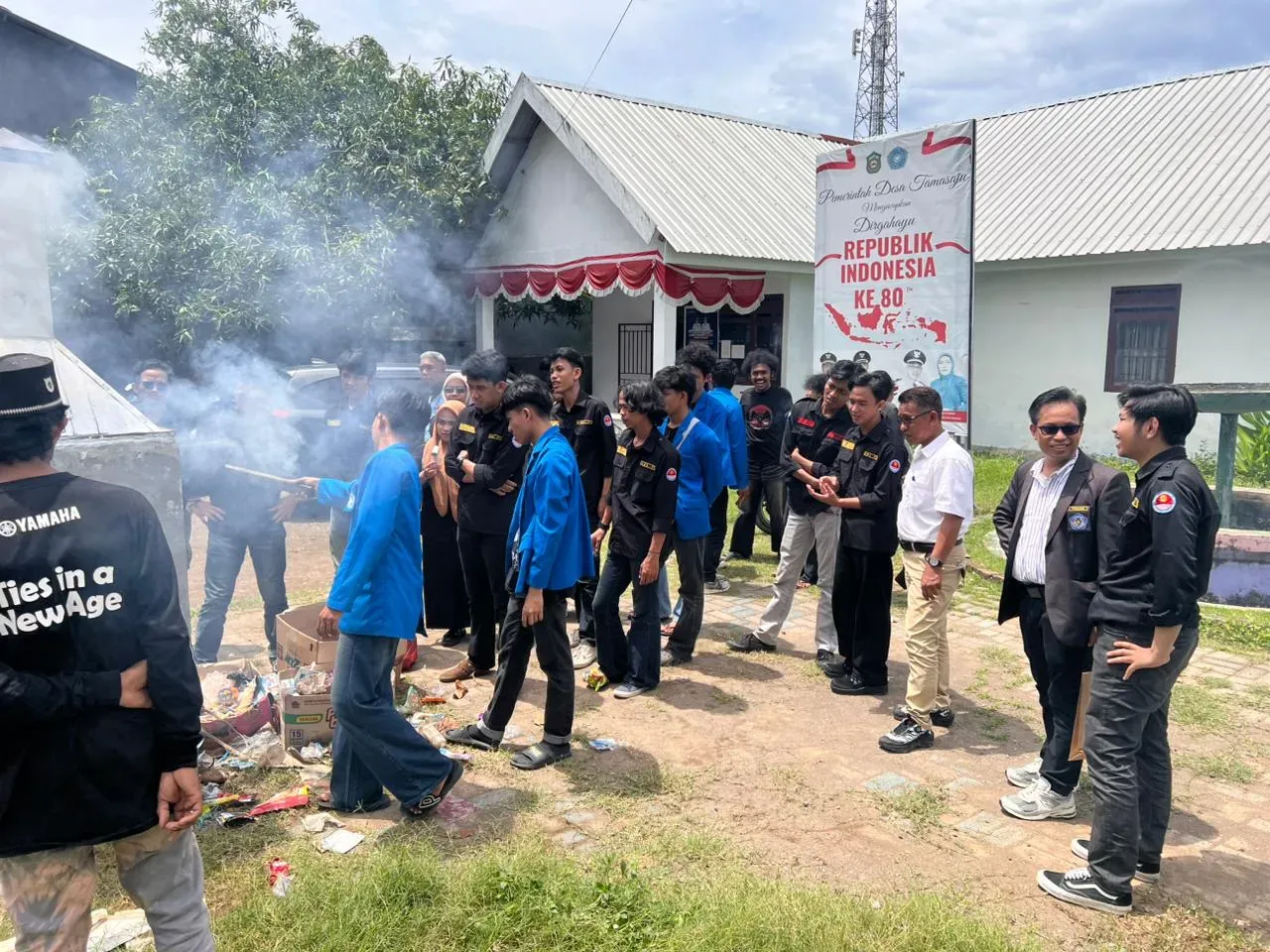 HMS Unismuh Makassar Perkenalkan Inisiator Pembakaran Sampah Minim Asap di Desa Tamasaju